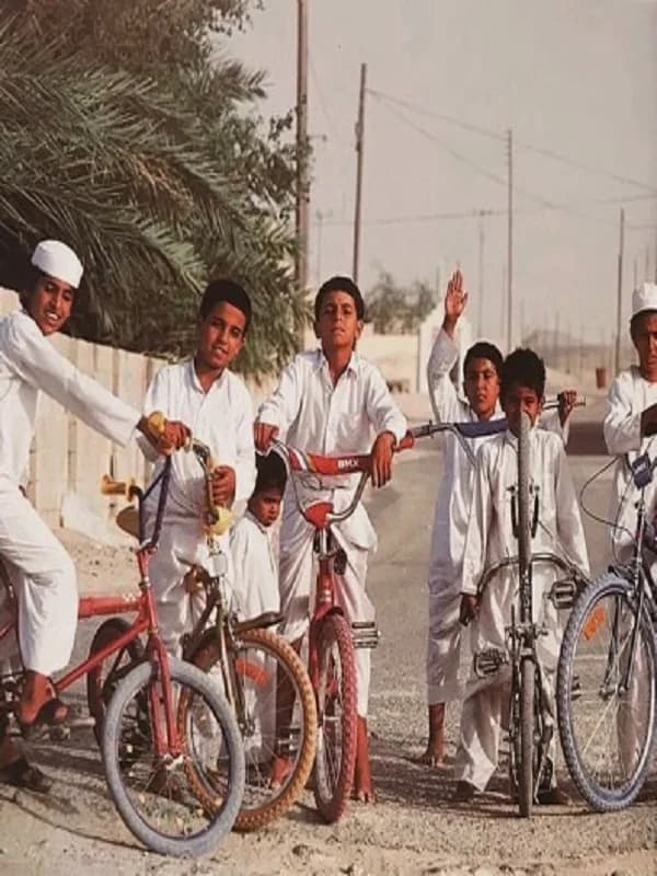 تجمع الأولاد تمهيدا للاستعراض بالدراجات قديما