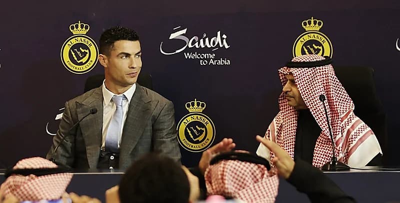 رونالدو: "تلقيت عروضًا كثيرة وفضلت أن أكون لاعبًا في السعودية"
