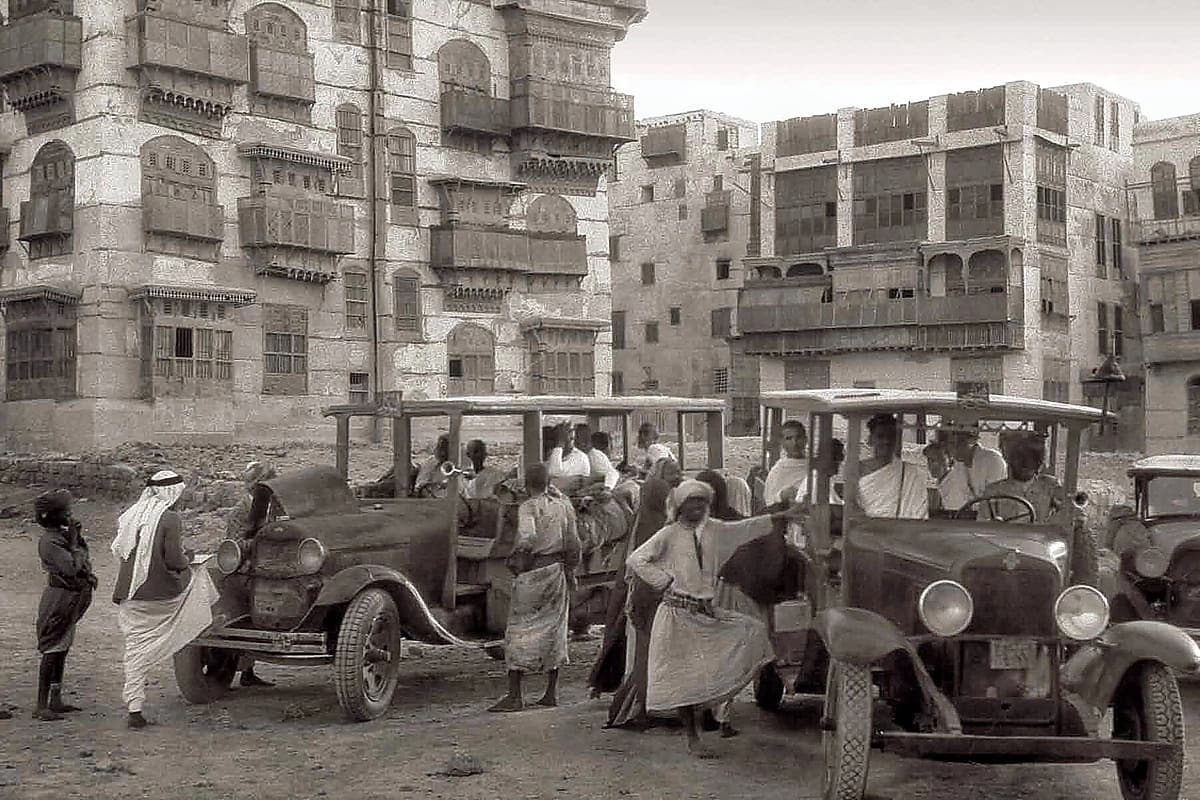 حجاج يستقلون الباصات لرحلتهم من جدة إلى مكة قبل 92 عام