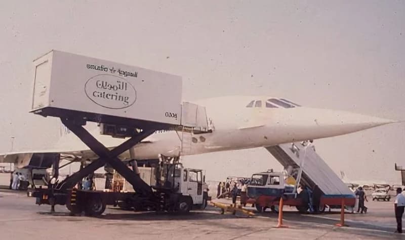 صورة قديمة من مطار جدة لطائرة أثناء تزودها بالتموين