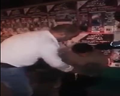 بالفيديو..رجل أمن تونسي ينتزع ملابسه ليغطي صبي