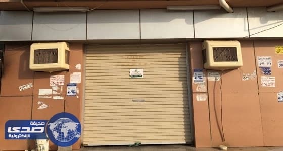 بالفيديو.. عامل يغسل الملابس بقدميه في مغسلة بـ«الحقو»