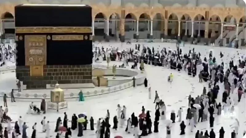 حجاج بيت الله الحرام المتأخرين يؤدون طواف الوادع "فيديو"