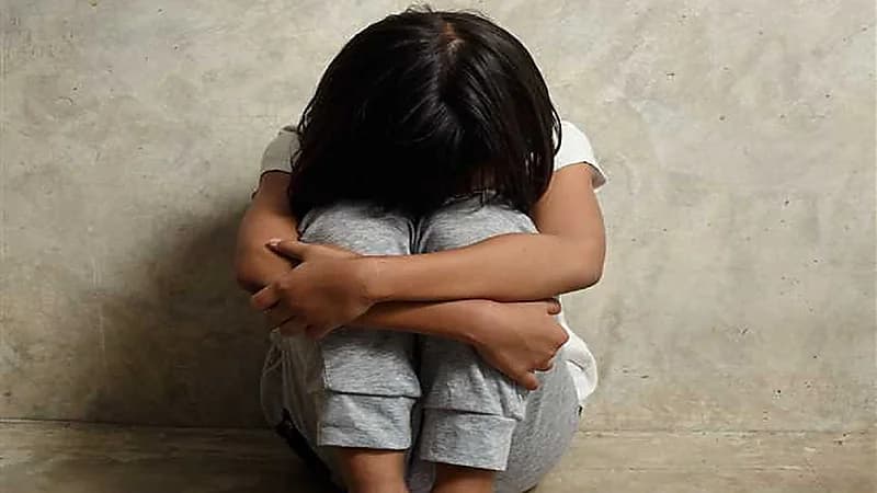 امرأة تجبر "طفلة" على تدخين سيجارة الحشيش بمقطع فيديو