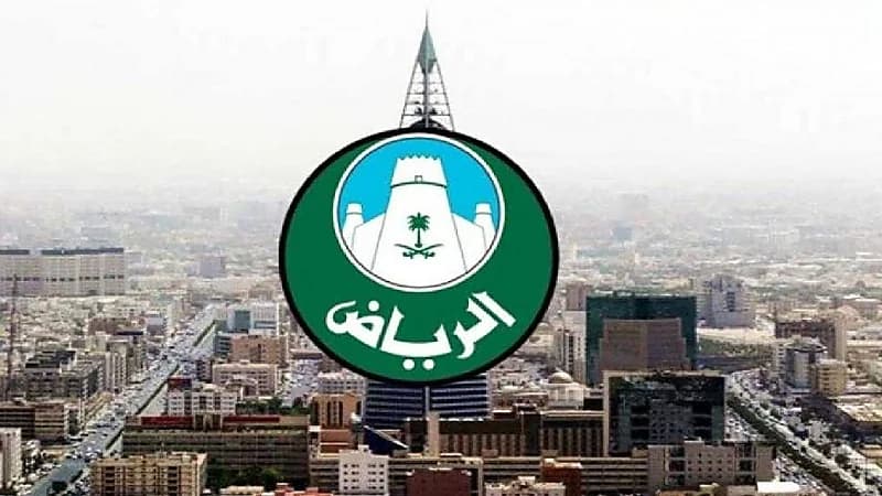 أمانة الرياض تتبع هوية ناشري الملصقات الإعلانية المخالفة