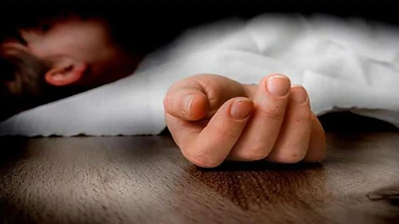 "أم" تعذب طفلها وتدفن جثته داخل حقيبة