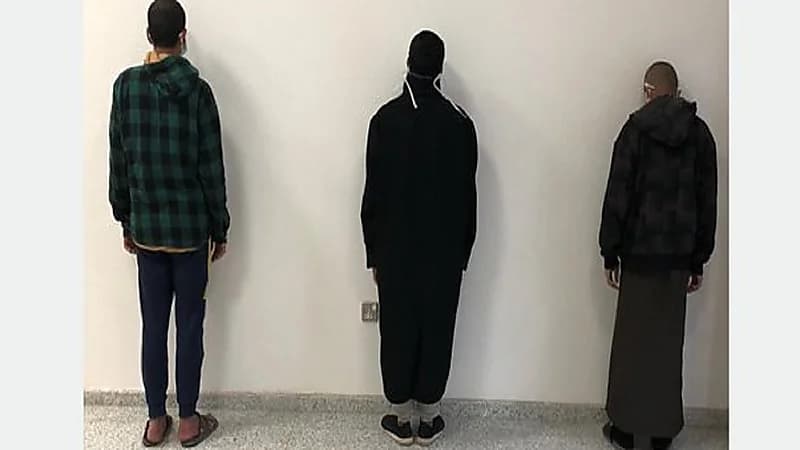 ضبط 3 أشخاص لسلبهم محلين تجاريين في محافظة القريات