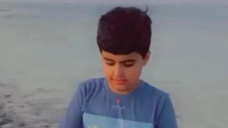 طالب بإحدى مدارس تبوك يرسم إصبعه المبتورة  