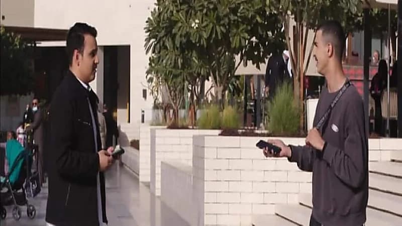 شاهد.. ردة فعل مواطنين تجاه فنان مشهور رفض التقاط صورة مع معجب وأهانه في الشارع