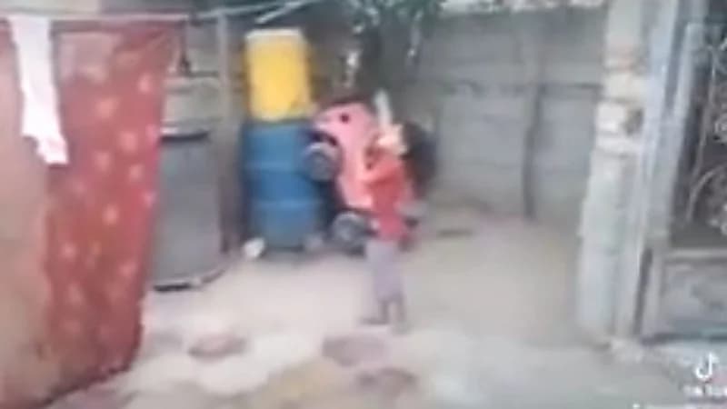 شاهد.. أب يطلق النار على زجاجة في فم طفلته