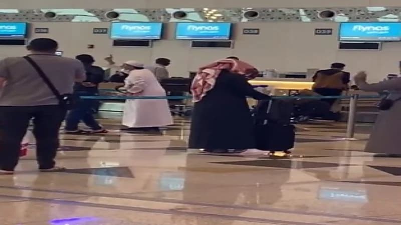 شاهد.. مسافر ينفجر غاضباً بعد تأجيل رحلته من جدة إلى تبوك