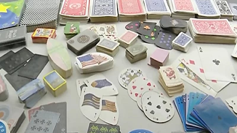 بالفيديو.. مواطن يحول أوراق الكوتشينه إلى متحف