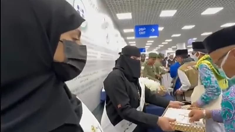 بالفيديو.. فريق الترحيب من منسوبات الجوازات يستقبل إحدى حملات الحج