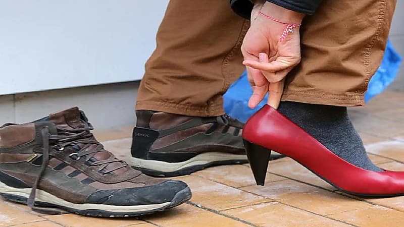 شاب يتنكر بملابس نسائية ليؤدي الاختبار بدلا من صديقته