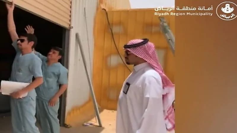 شاهد.. إغلاق مستودعين غير مرخصين في الرياض 