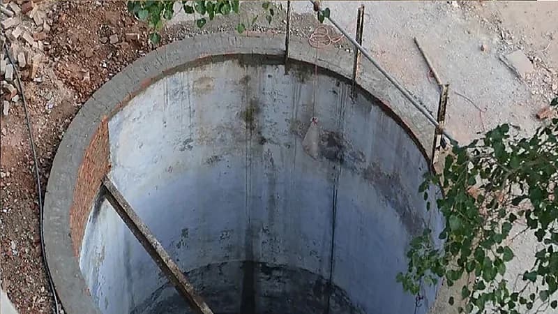 امرأة تلقى مصير الطفل ريان بعد سقوطها في بئر