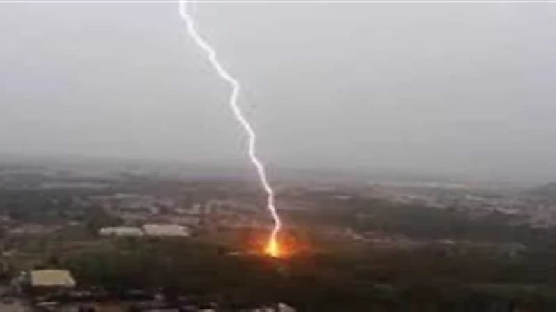 شاهد.. حريق بمخزن للذخائر في السودان بسبب صاعقة رعدية