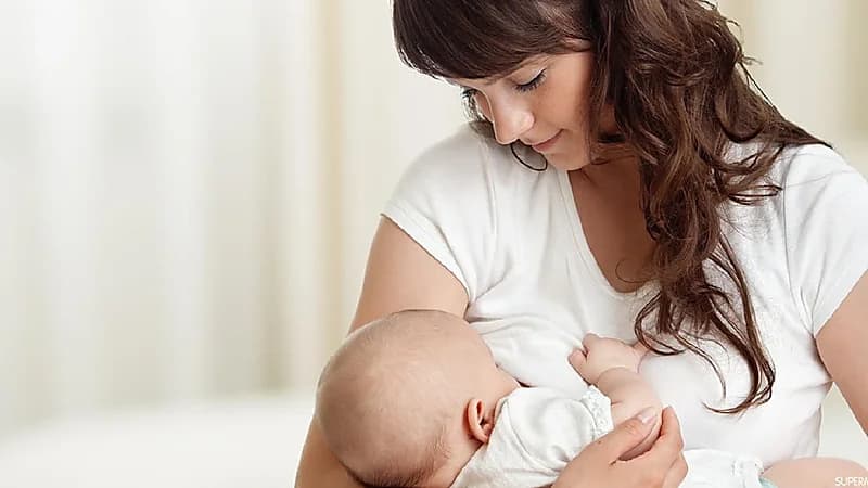 محامية مصرية : الزوجة غير ملزمة بإرضاع أولادها