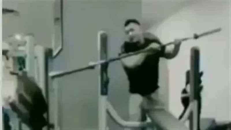 بالفيديو.. سيدة كادت تتسبب بمقتل رجل داخل الجيم