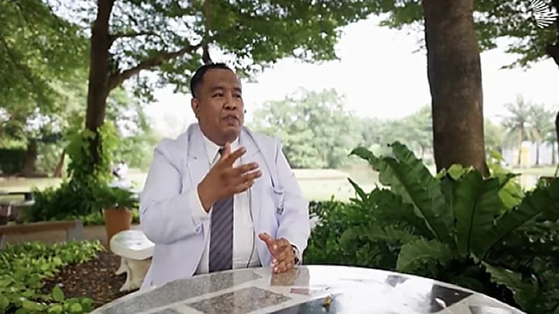 بالفيديو.. طبيب تايلندي: دمي سعودي واشتاق لحواري مكة