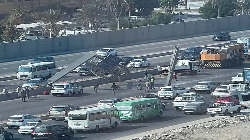 ازدحام على طريق الدمام الخبر بسبب سقوط لوحة إرشادية ضخمة
