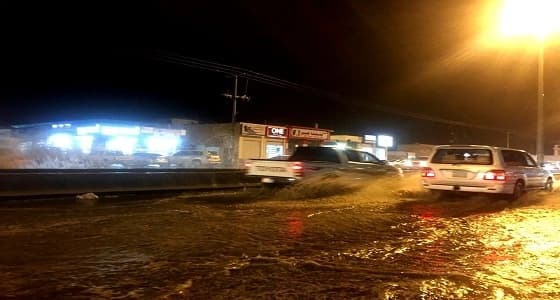 أمطار غزيرة على محافظتي بارق ومحايل