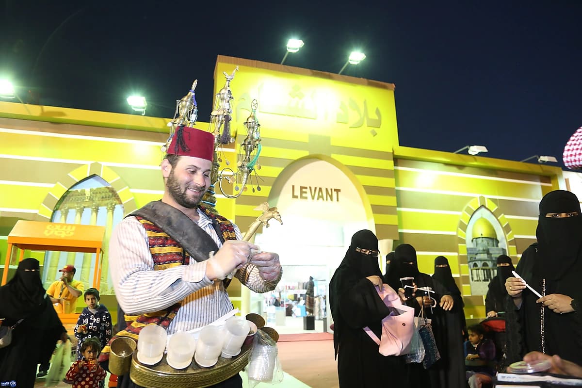 بالفيديو والصور.. باب الحارة في الرياض