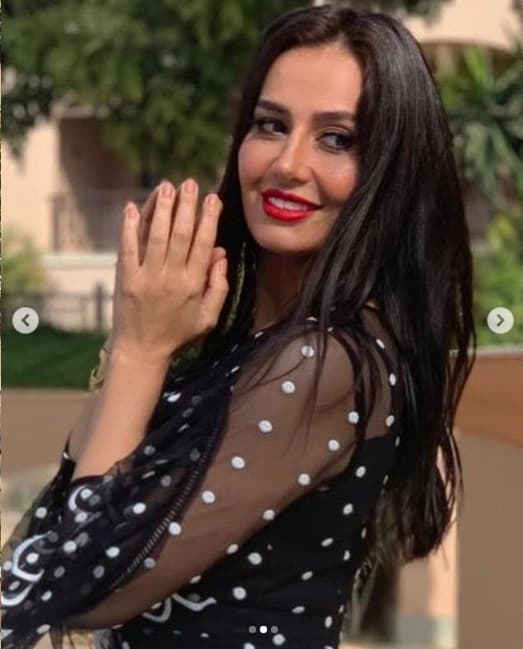 شاهد.. جماهير القادسية الكويتي تشجع فريقها من عمارة مجاورة لاستاد محمد الحمد