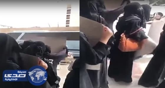 بالفيديو.. مسنة تعيق حركة السير في القاعد لشراء البرسيم