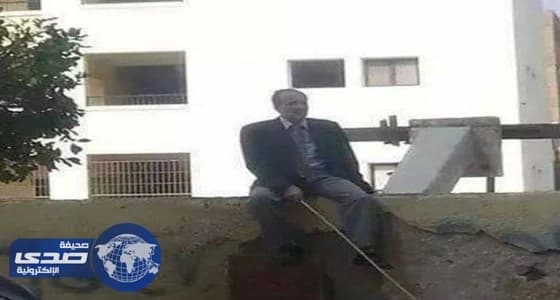 مدير مدرسة يعين نفسه حارساً على سورها