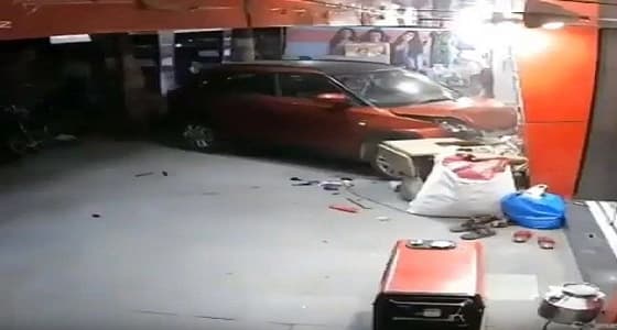 بالفيديو.. مركبة رايحة تجيب ملابسها من الخياط!