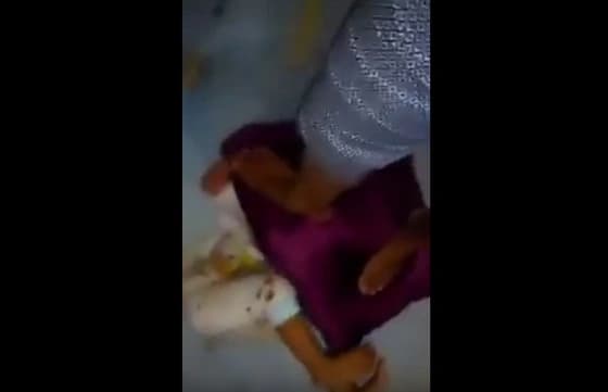 بالفيديو.. خادمة تتجرد من الرحمة وتٌقدم علي تعذيب طفلة بكتم انفاسها ودهسها بقدميها