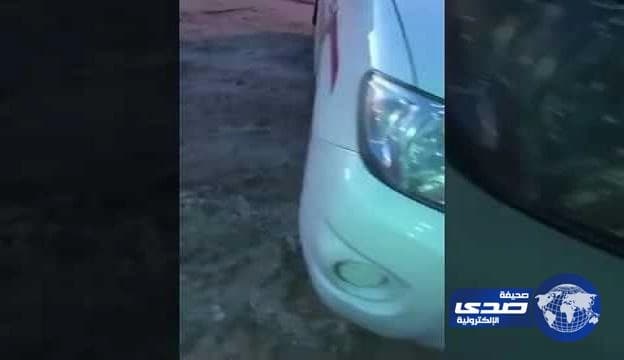 بالفيديو .. مواطن يتفاجأ بسرقة اطارات سيارته من أمام منزله .. و يوجه رسالة للسارقين