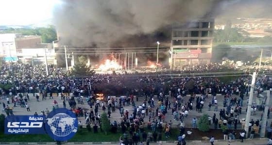 بالفيديو.. اشتباكات عنيفة بين قوات أمن الملالي ومعارضين بعدد من المدن الإيرانية