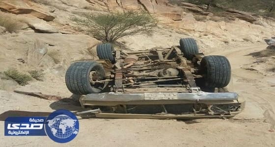 بالصور.. انقلاب شاب بسيارته من أعلى جبل  ريدان ببارق