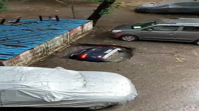 شاهد.. حفرة عميقة تبتلع سيارة بالكامل وهروب قائدها قبل سقوطها