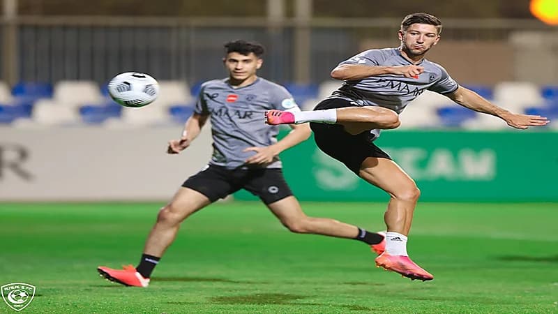 الهلال يجري تدريباته على فترتين استعدادا لمنافسات الموسم "صور"