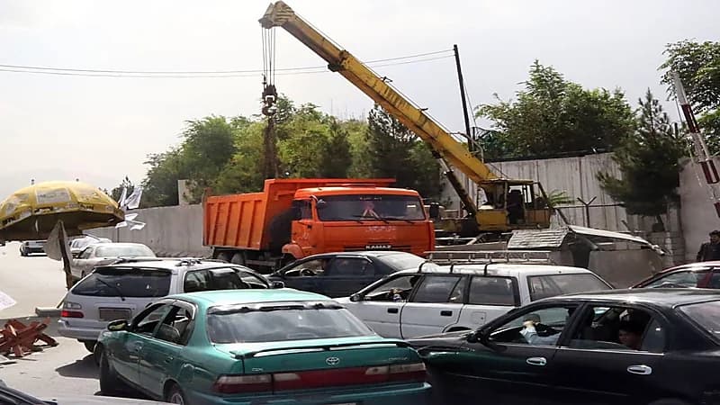 إزالة الحواجز والجدران الخرسانية في شوارع كابل بسبب الزحام "صور" 