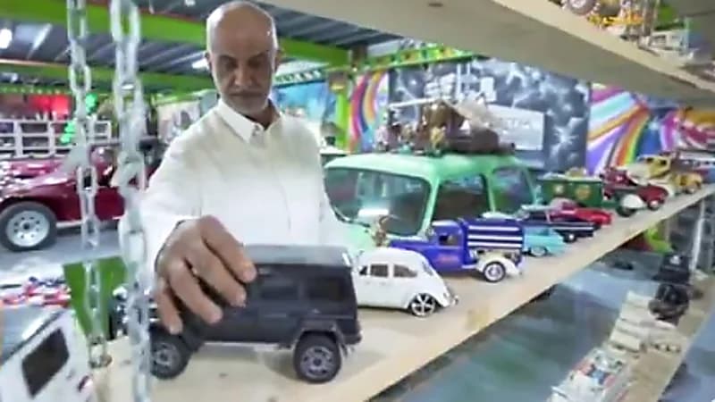 بالفيديو .. متقاعد يحول مستودع خردة إلى متحف للسيارات الكلاسيكية