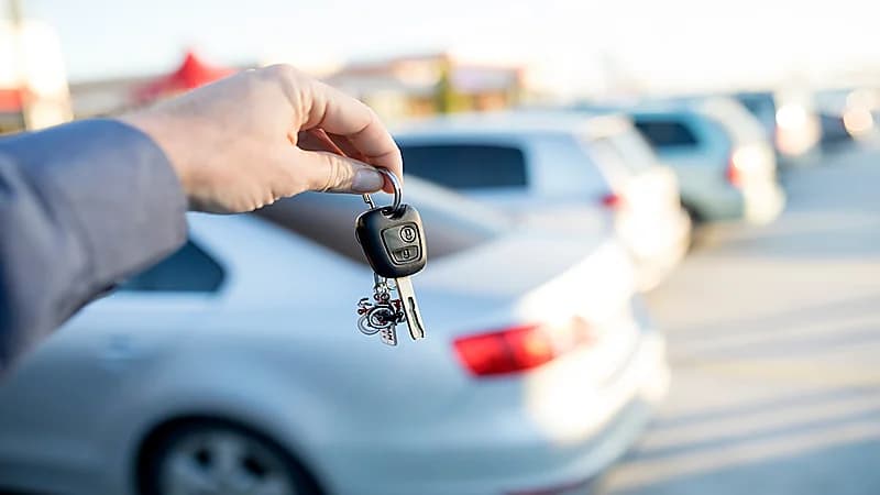 كاتب صحفي يحذر من تلاعب يمارسه العاملون بمكاتب تأجير السيارات