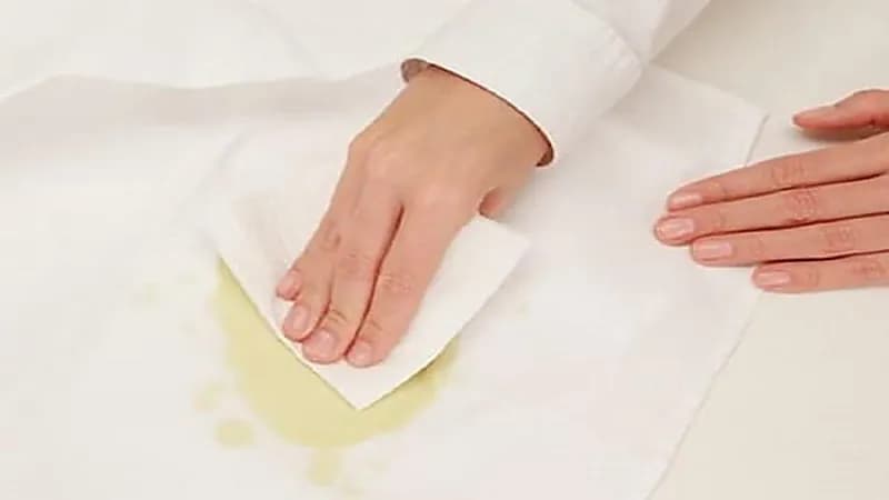 طريقة سهلة لإزالة بقع الزيت من الملابس