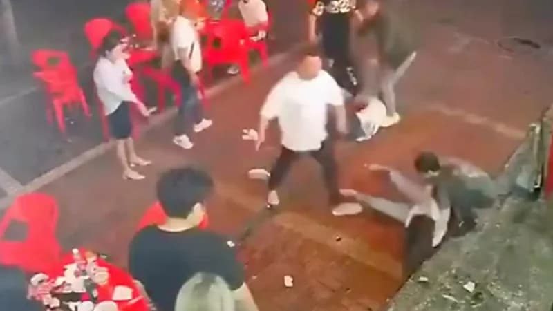 شاهد.. مجموعة من الرجال يعتدون على امرأة بوحشية