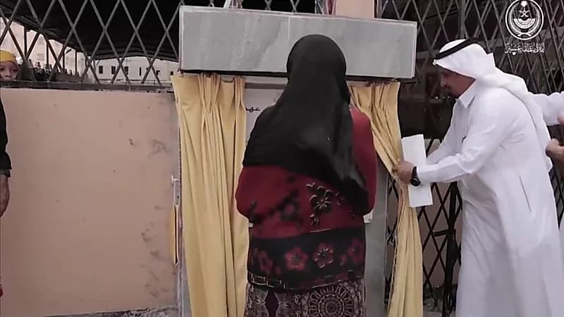 بالفيديو.. ‏أمير عسير  ينيب مسنة  في افتتاح السوق الشعبي بمركز الحبيل