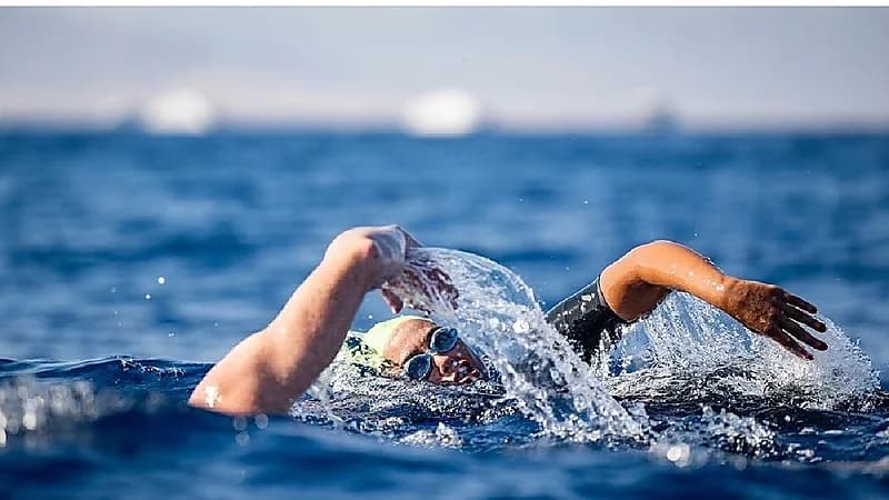 شاهد .. أول فتاة سعودية تسبح في البحر الأحمر من المملكة لـ مصر