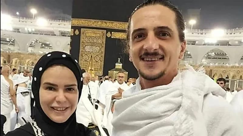 شاهد.. الفنانة دنيا عبد العزيز تؤدي مناسك العمرة برفقة زوجها