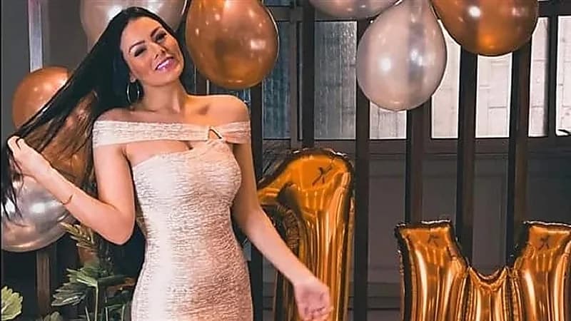 ارتدت بيجامة بيضاء..  لورديانا تتألق في إطلالة تبرز جمالها