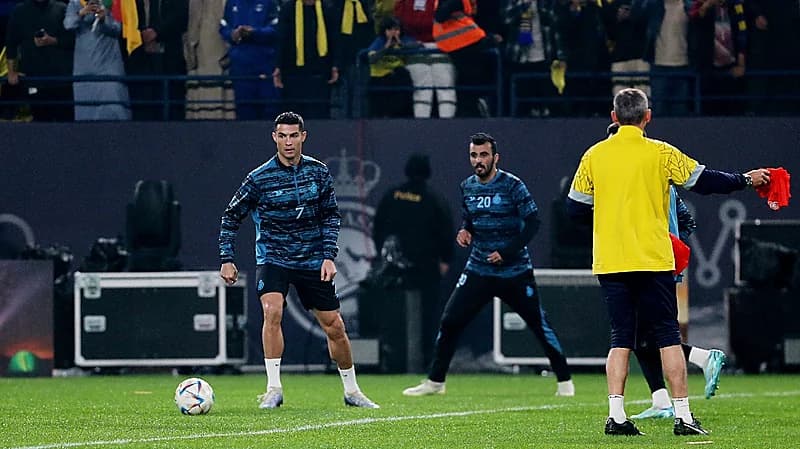 بالصور.. رونالدو يخوض أول مران له مع النصر