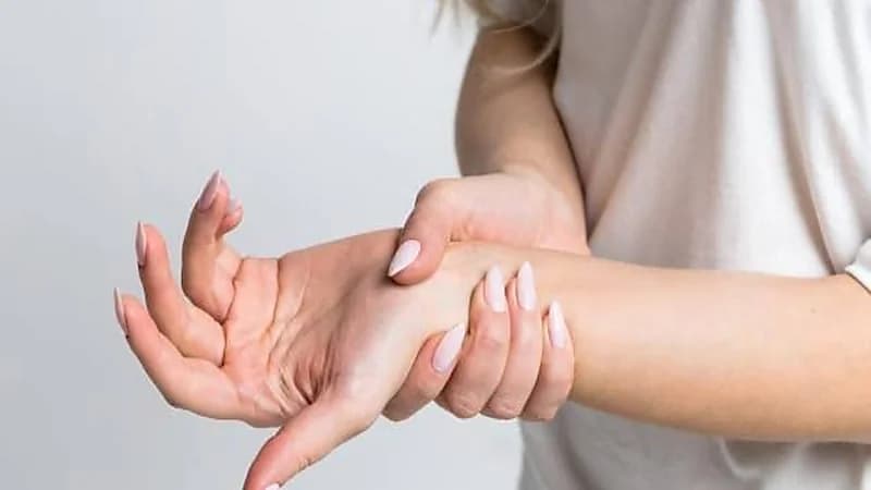 أسباب شعور المصاب بالروماتيزم بآلام في الشتاء