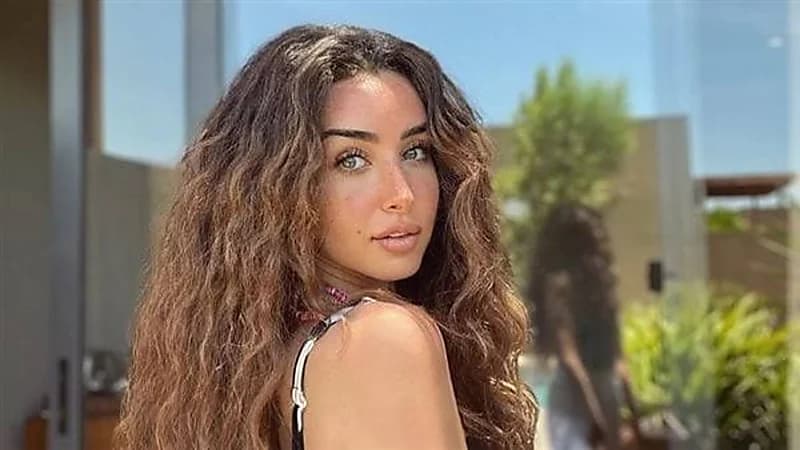 شاهد.. أحدث ظهور للفنانة هنا الزاهد مع تماثيل نجوم هووليود 