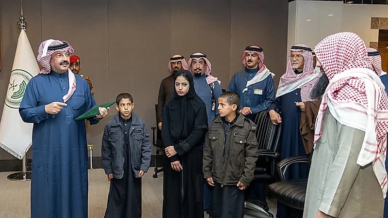 أمير عسير يكرم جمعية ومواطن وقفا على حاجة 6 أيتام ووالدتهم اليمنية